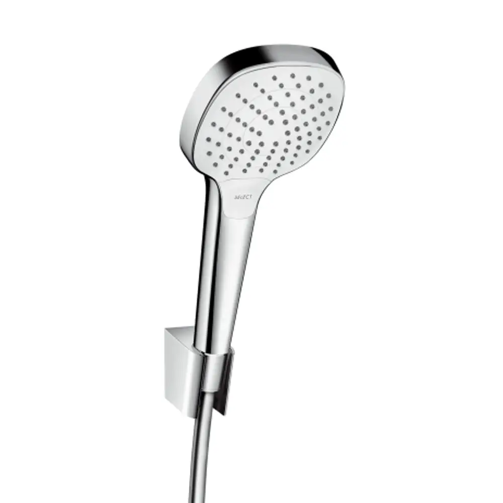 Helle Handbrause mit rundem Kopf und feinen Düsen, montiert in einem Halter. Der Schlauch ist in Chrom gehalten und zeigt eine klare Linienführung. Marke: Hansgrohe.